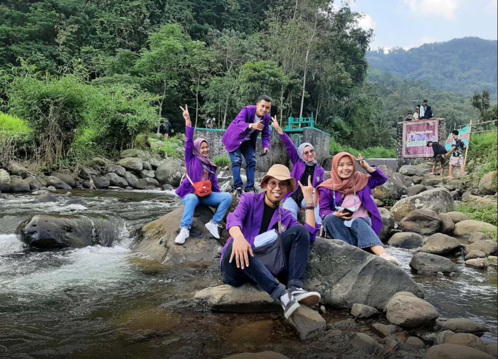 Mahasiswa KKN Meninjau Dan Gintung Sukamaju Tawarkan Wahana Air dari Gunung Sawal