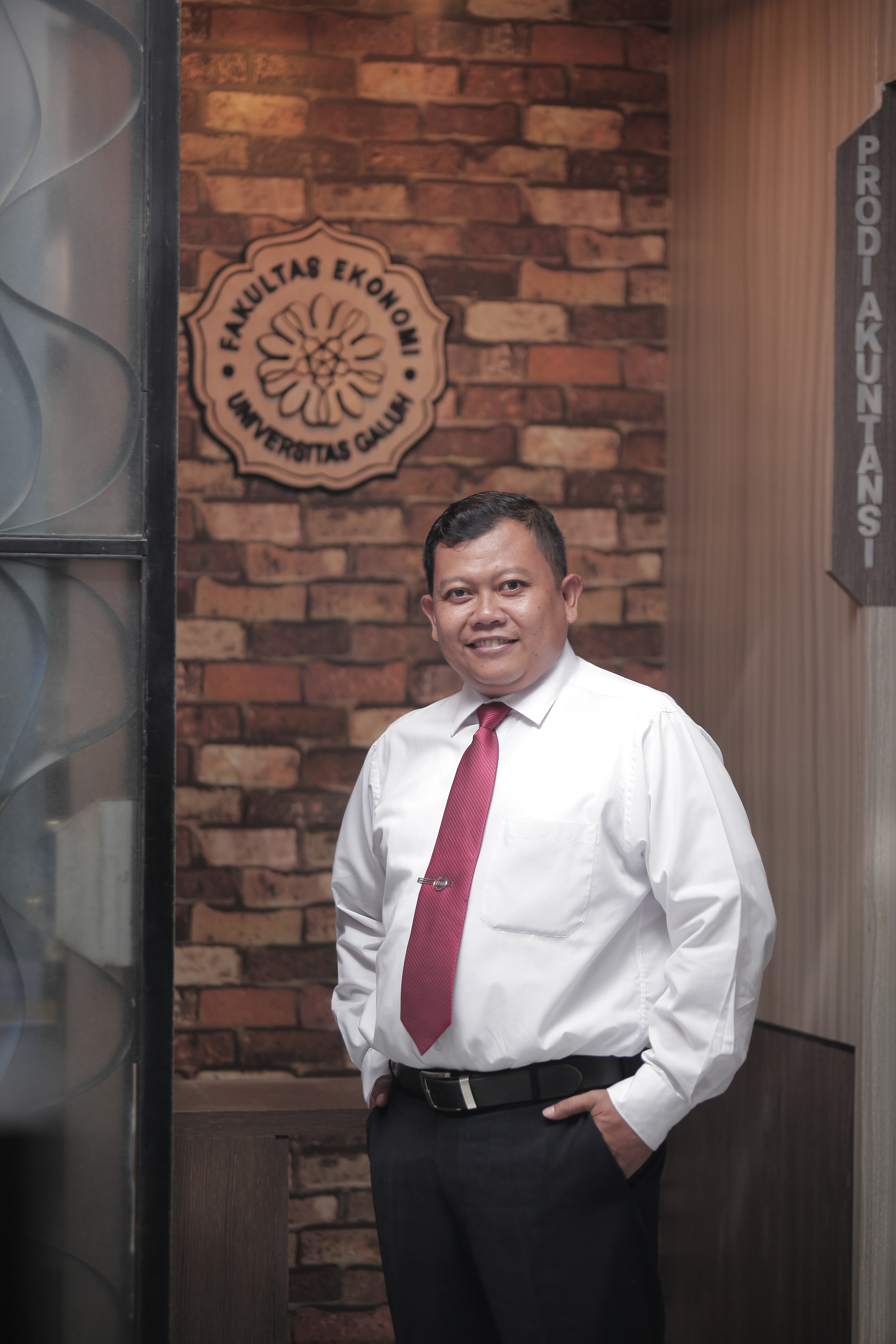 Dr. Nana Darna, S.E., M.M.